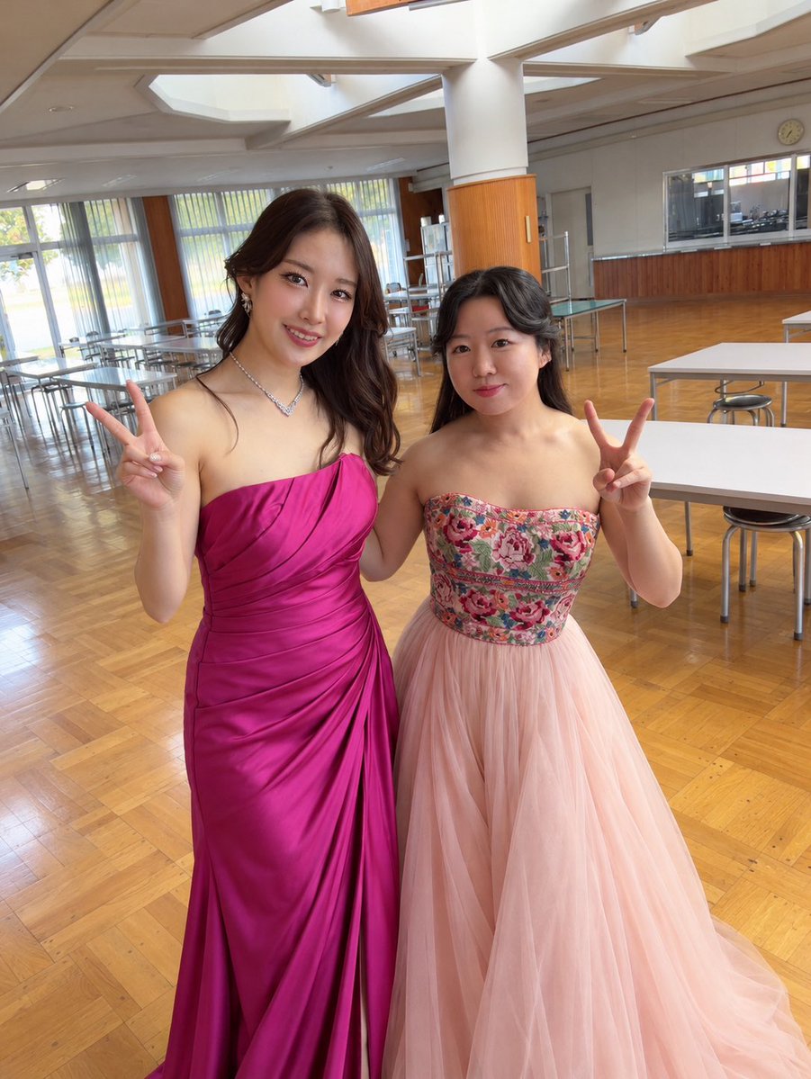 ayano_nonomura's tweet photo. 北海道では初めてのリサイタル🎶
比布町の町民芸術鑑賞会に出演させていただきました。

初めて訪れる街で少しドキドキしていましたが、主催の皆さまをはじめ、関係者の皆さまにあたたかく迎えていただき、心に残る楽しい二日間になりました。

北海道は広く、車で3〜4時間かけて聴きに来てくださった方も！😭お越しくださった皆さま、本当にありがとうございました。

大好きな曲を、大好きなまこどんこと田中雅子ちゃんと演奏できて、幸せな時間でした。

終演後に学校のブラスバンド部の皆さんが、
アンコールで歌った「故郷」を合唱してくれました。
思いがけない贈りもののようで
とてもうれしかったです🥲✨

関係者の皆さま、そしてご来場くださった皆さまに、
心より感謝申し上げます。
また比布町でお会いできますように…✨🕊️

最後はセイコーマートにも寄って、
北海道を満喫しました🛒✨😂