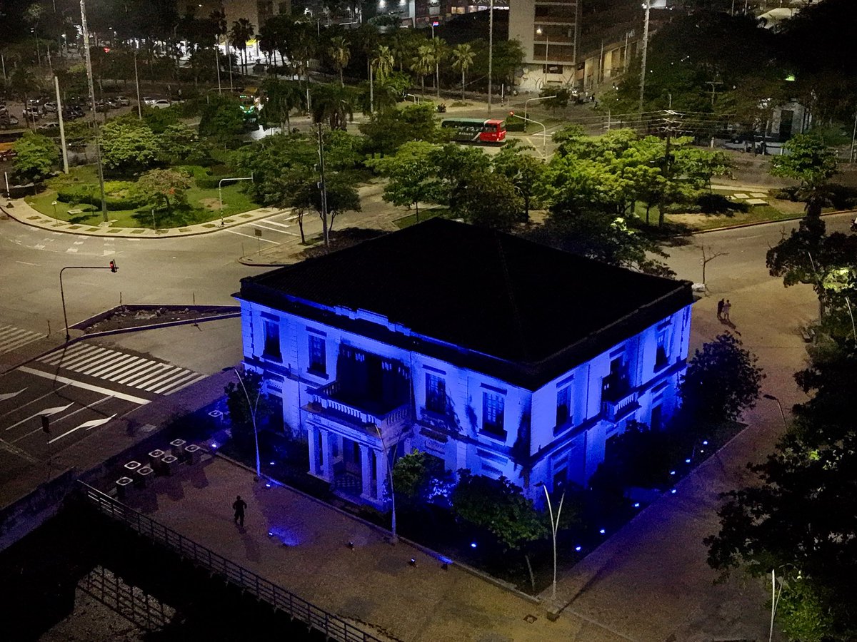 alcaldiabquilla's tweet photo. Barranquilla se ilumina para recordar que la salud mental importa.

Nuestra Catedral Metropolitana y la Intendencia Fluvial se visten de colores alusivos al Día Mundial de la Salud Mental, promoviendo la conciencia, la empatía y el bienestar emocional de nuestros barranquilleros. https://t.co/Um2EyZpDfN