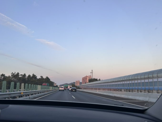 acitoo1's tweet photo. 帰り道で渋滞に遭ったけど、沿道の景色に癒された。 https://t.co/xDz9PupamG
