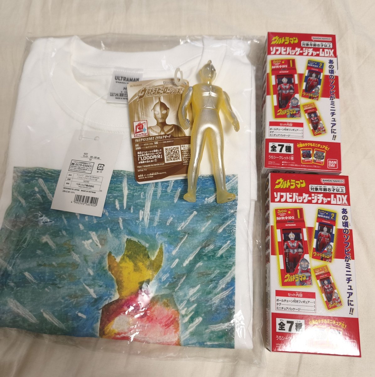R_cosmiumray's tweet photo. 昨日は池袋のウルトラマンストア→東京駅のウルトラマンワールドへ
激アツTシャツ、激アツフィギュア、そしてジジイ向けチャーム×2を購入 https://t.co/CKtOcfepLn