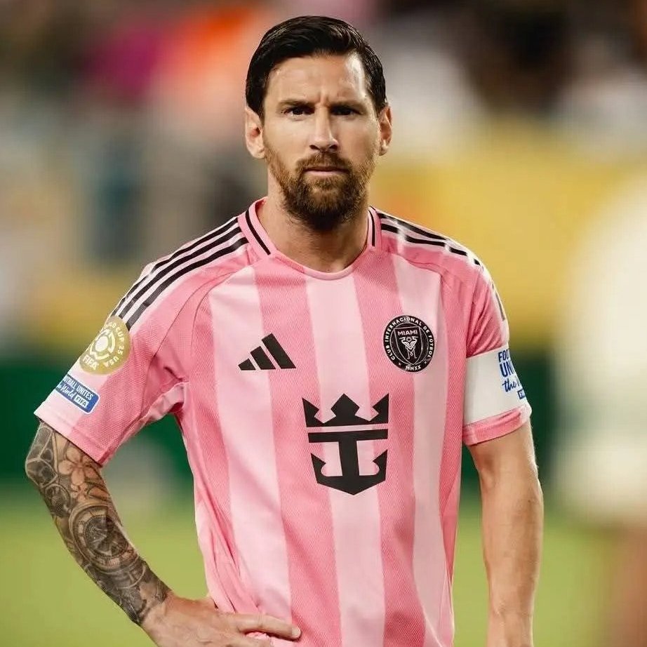 MessiXtraHQ's tweet photo. 🚨 Most Non-Penalty goals in football history:

🇦🇷 Lionel Messi — 819
🇵🇹 Cristiano Ronaldo — 796 

Messi has played 160 less games. 💀💀 https://t.co/dLBvhGacCs