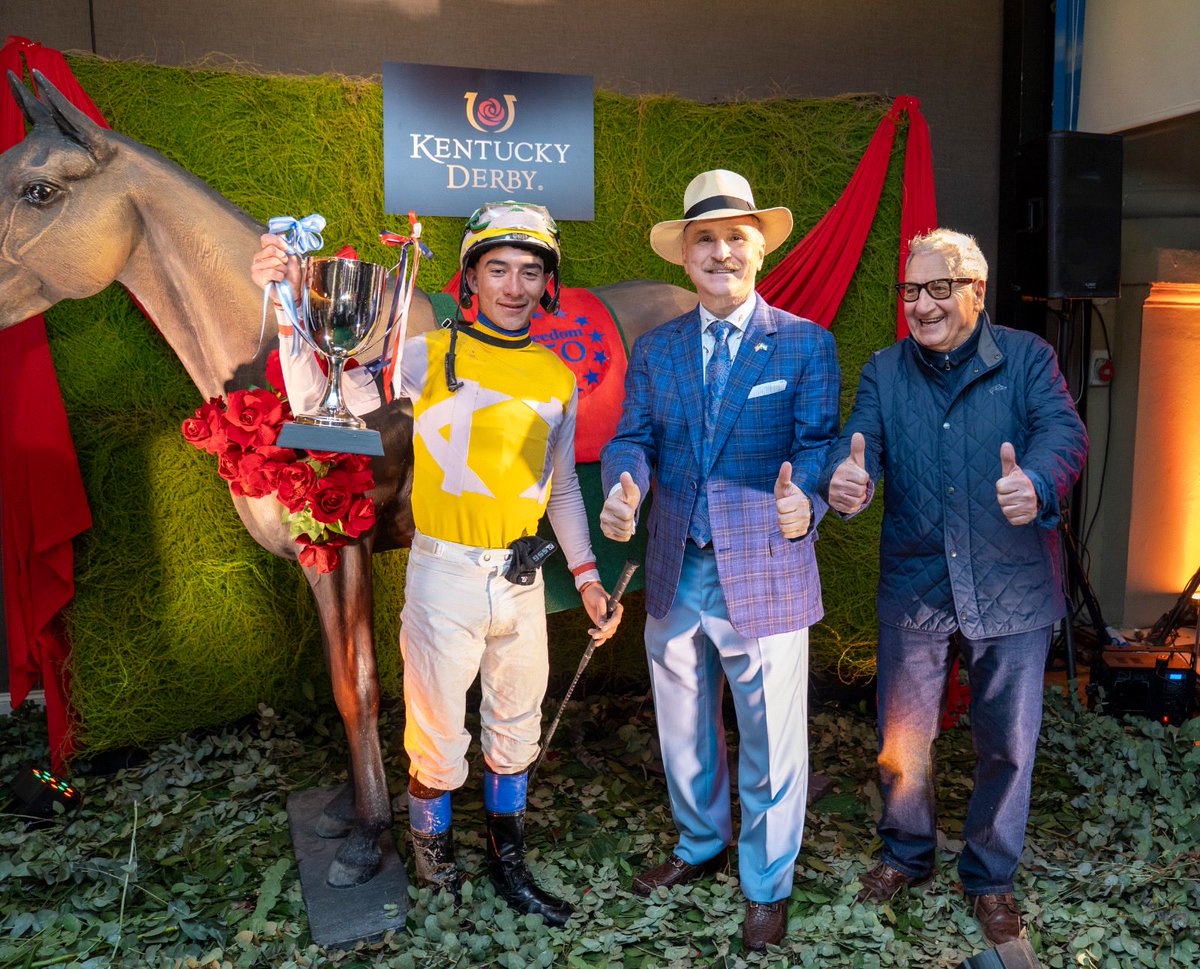 USAmbassadorARG's tweet photo. Sonó el tradicional 📯 "Call to the Post" y Palermo vivió los dos minutos más emocionantes del deporte.

 ¡Felicidades a los ganadores de la 🏆🐎 Copa Freedom 250! 

Caballo: Head Master
Propietario: Eduardo Carlos Tadei
Criador: Haras Vacación
Jockey: Wilfredo Torres Maldonado
Entrenador: Guillermo Frenkel Santillán

#Freedom250 🇺🇸🇦🇷