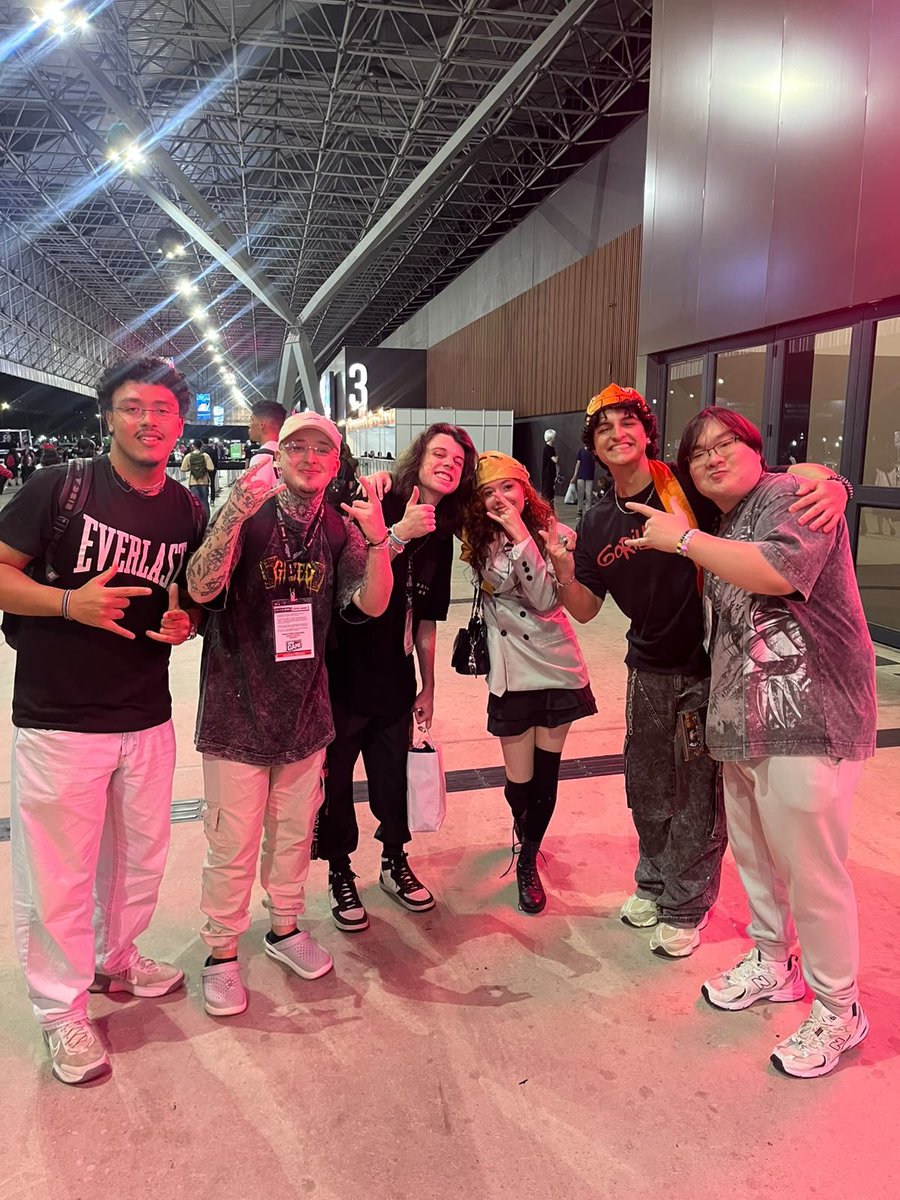 NekkroFeh's tweet photo. sifodam todos vocês , eu i meus migos tirando fotos com tiba umild e keller na saída da bgs https://t.co/khKVWrnI75