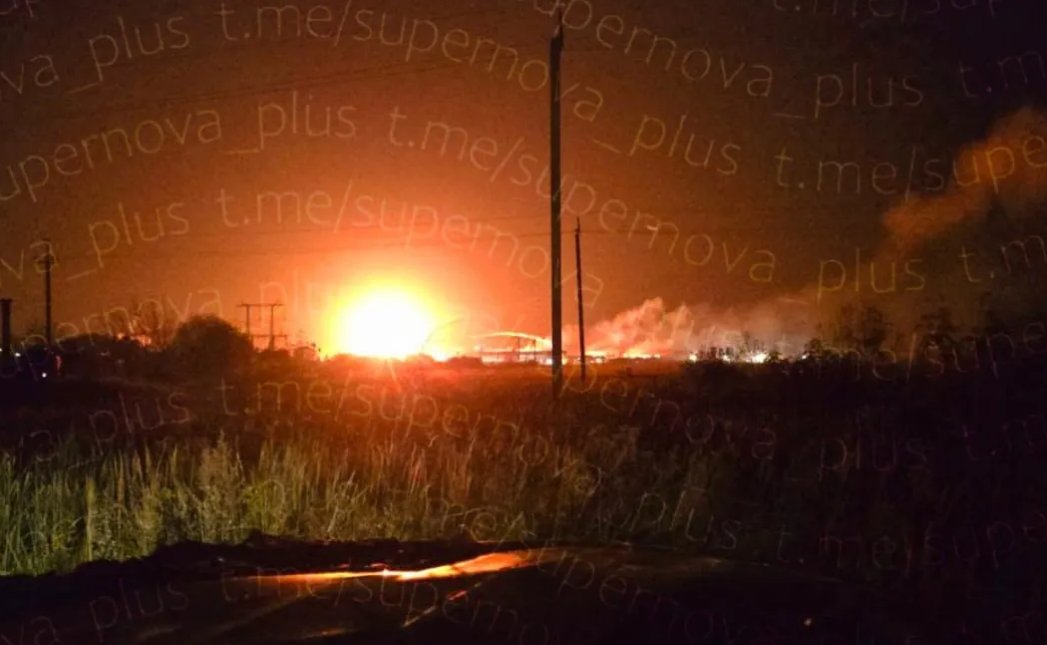 Osinttechnical's tweet photo. Ukrainian attack drones hit another datacenter belonging to the Russian internet giant Yandex tonight, setting it on fire. 

Major outages have been reported across Yandex's network, with ru-central1-a suffering a complete power failure. https://t.co/AgebyNo9be