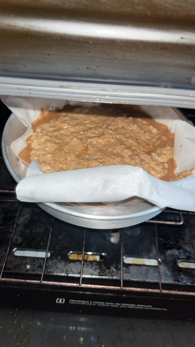 lyacsquad's tweet photo. a expectativa VS realidade mas são a @lizmllark e a @lizzieygrace que foram inventar de fazer brownie/bolo as 22h e só um deu certo…. https://t.co/9ahcUtJDr7