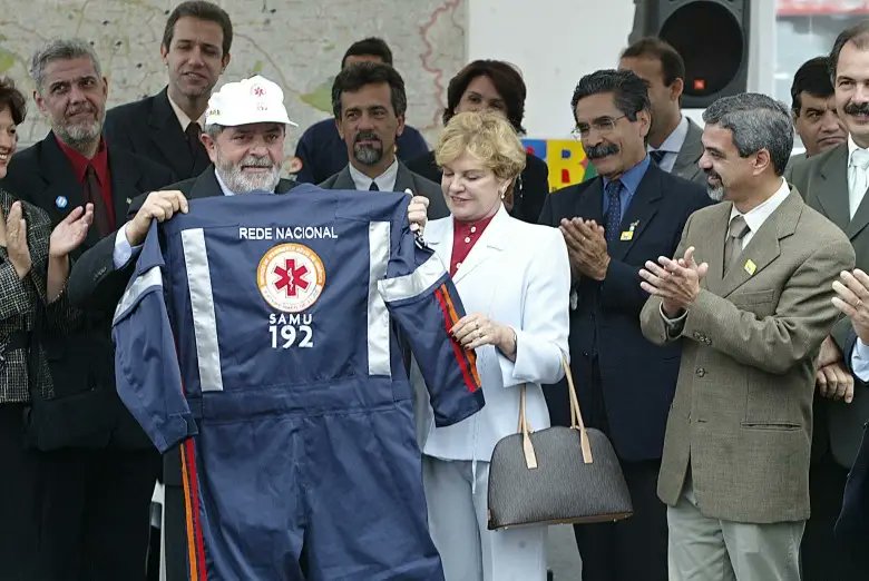 amorimbaiano's tweet photo. mas infelizmente ele não serve né gente é melhor colocar uma desgraça qualquer no lugar por pura imbecilidade e ódio a maior figura política do país https://t.co/5kcc0YRSSE
