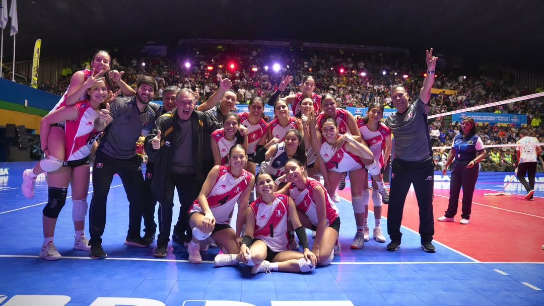 FPVPE's tweet photo. 📸🇵🇪 SUDAMERICANO U19
🏐 ¡POSTALES DEL HISTÓRICO TRIUNFO DE PERÚ ANTE BRASIL!

¡Imágenes que dicen más que mil palabras! ❤️🤍❤️

https://t.co/CTFQ4kUGVE https://t.co/1Gg3YVpkdz