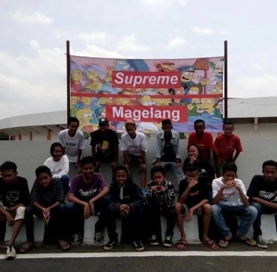 MiskinTV_'s tweet photo. Skena yang mungkin sudah punah:

- Komunitas Tutup Lensa
- Supreme Magelang
- Bocah HypeBeast (Mundut Mustofa) https://t.co/50e1p5z8uA