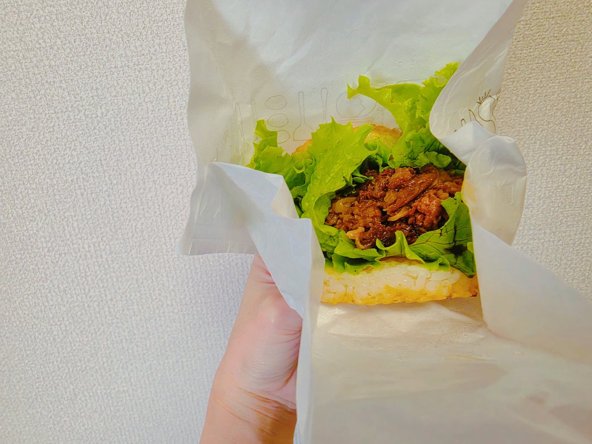 k_sayuriu's tweet photo. なんかモスバーガーの包装の仕方が変わっていた！
三角△になってる～なぜ～？(˙˙*)

#モスライスバーガー焼肉 
#モスバーガー 
#テリヤキチキンバーガー 
#MOSBURGER https://t.co/qFQIfHzEnX
