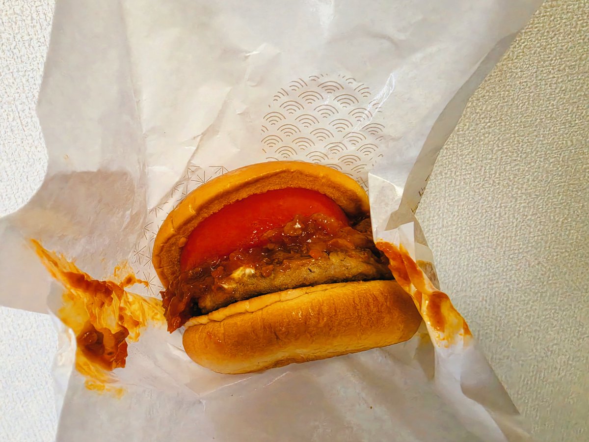 k_sayuriu's tweet photo. なんかモスバーガーの包装の仕方が変わっていた！
三角△になってる～なぜ～？(˙˙*)

#モスライスバーガー焼肉 
#モスバーガー 
#テリヤキチキンバーガー 
#MOSBURGER https://t.co/qFQIfHzEnX