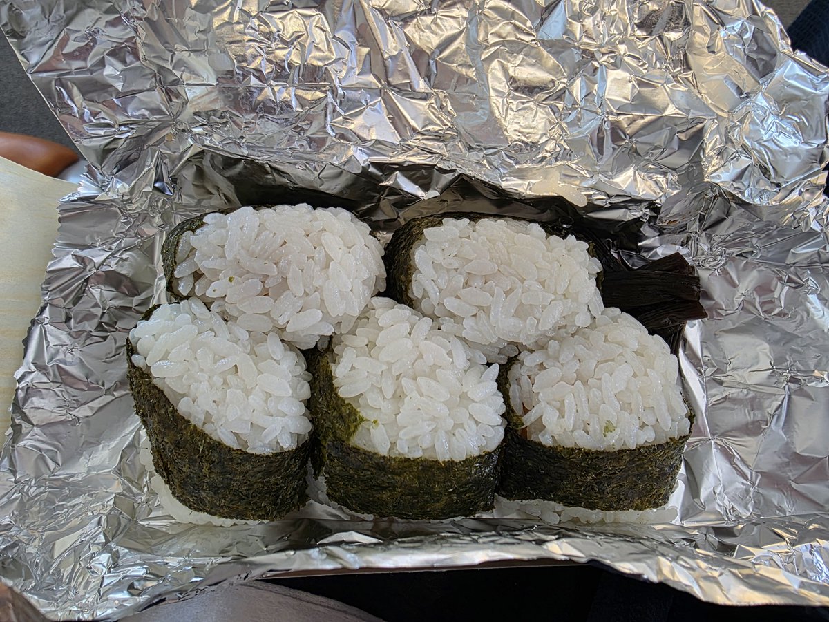 shirokuromarin's tweet photo. セントレアのお土産屋さん見ようと思ったけど、疲れすぎて早々に保安検査通った笑
お腹空いたし名古屋駅で買った天むす食べる https://t.co/36CGP9clO9