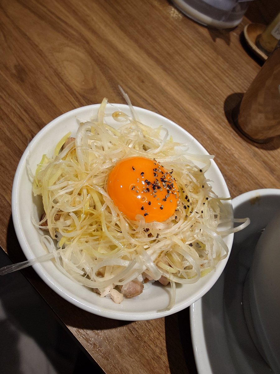 mighterzero's tweet photo. 連れられ麺へ
今日も江坂、かしぐの裏のこれこれにてどれどれ(味噌)スペシャルとネギチャー丼
濃厚な味噌に辛味噌と生姜、ソーキにレアチャーシューと焦がしチャーシューに卵、豪華！
濃厚な味噌がとても良く細麺に絡んで美味過ぎ、レギュラーでコレは他もまた食べたくなった！
美味しかった！ https://t.co/ZiFGR4jUPU