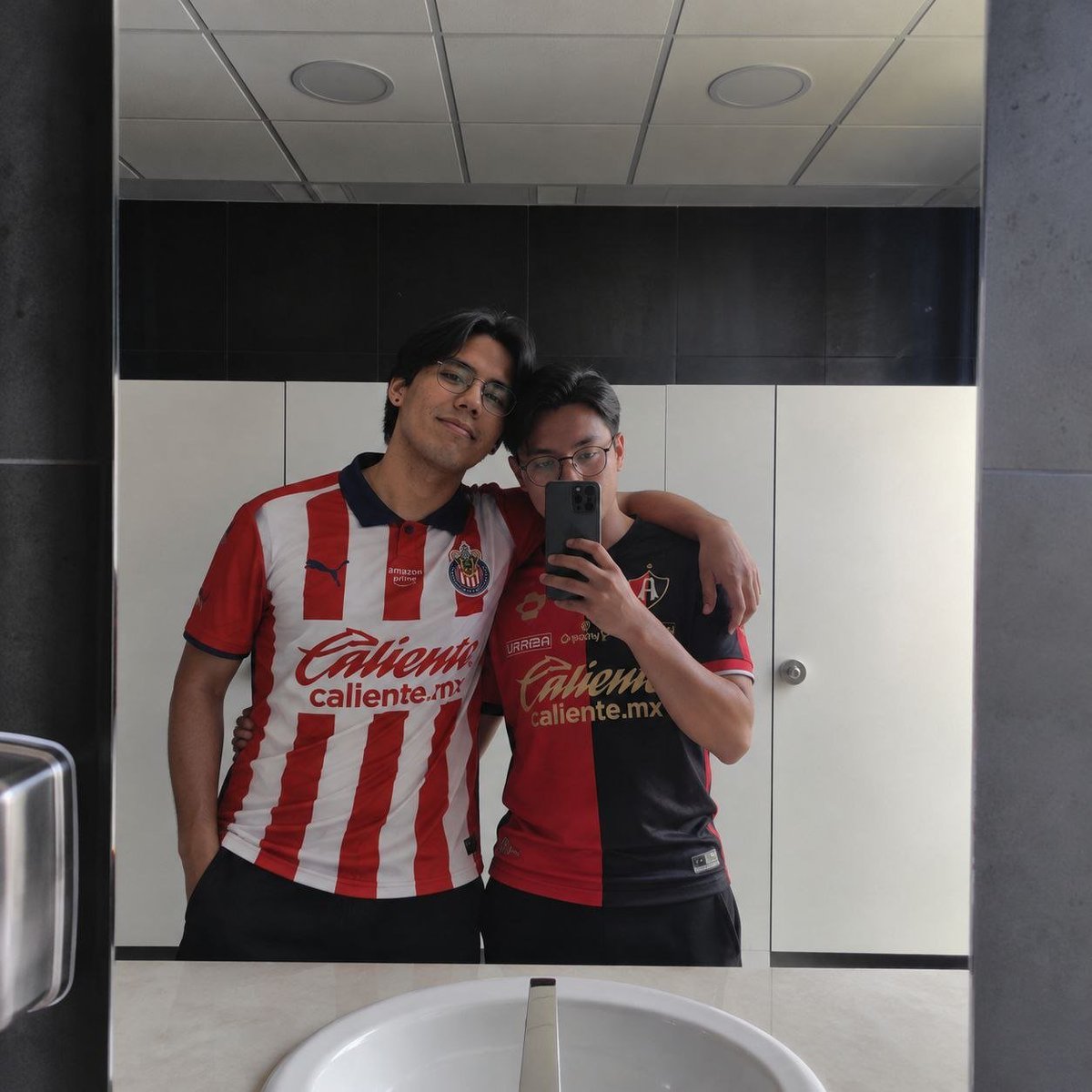 UrieloGD's tweet photo. #MegaFutbol
Viva la amistad y la liga mx https://t.co/8OeMiL9xbJ