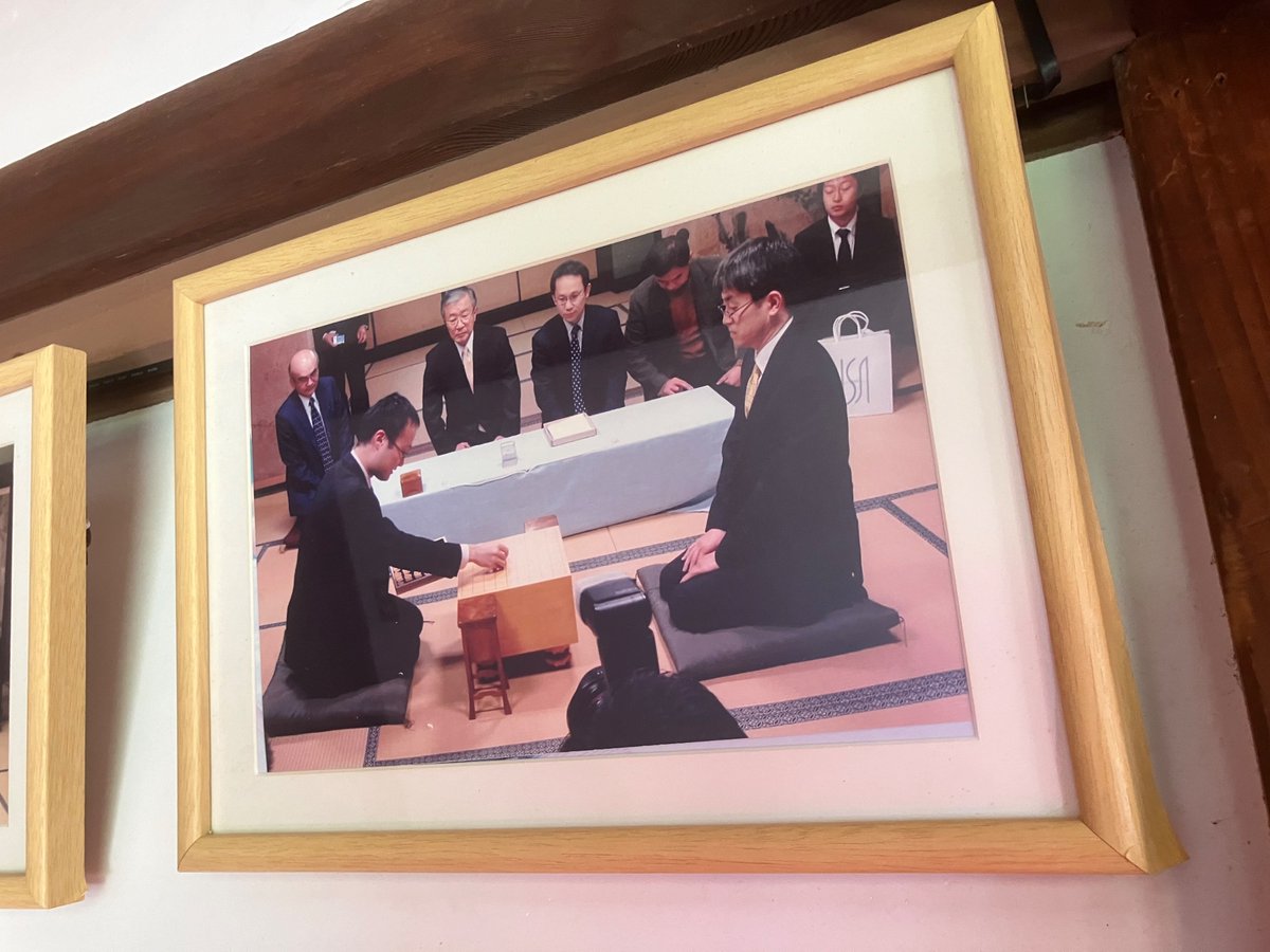 bunkakobenp's tweet photo. 将棋・第16期加古川青流戦
（加古川市など主催、神戸新聞社共催）

本日、決勝3番勝負が開幕

対局場の鶴林寺は、七大タイトル戦の舞台にもなってきました

懐かしい写真が掲げられていました
対局者だけでなく、立会人や記録係にも注目です

詳報は神戸新聞NEXT(https://t.co/Vp9xfymcVW)で https://t.co/dLRDpPmune