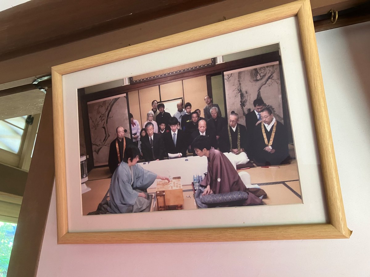 bunkakobenp's tweet photo. 将棋・第16期加古川青流戦
（加古川市など主催、神戸新聞社共催）

本日、決勝3番勝負が開幕

対局場の鶴林寺は、七大タイトル戦の舞台にもなってきました

懐かしい写真が掲げられていました
対局者だけでなく、立会人や記録係にも注目です

詳報は神戸新聞NEXT(https://t.co/Vp9xfymcVW)で https://t.co/dLRDpPmune
