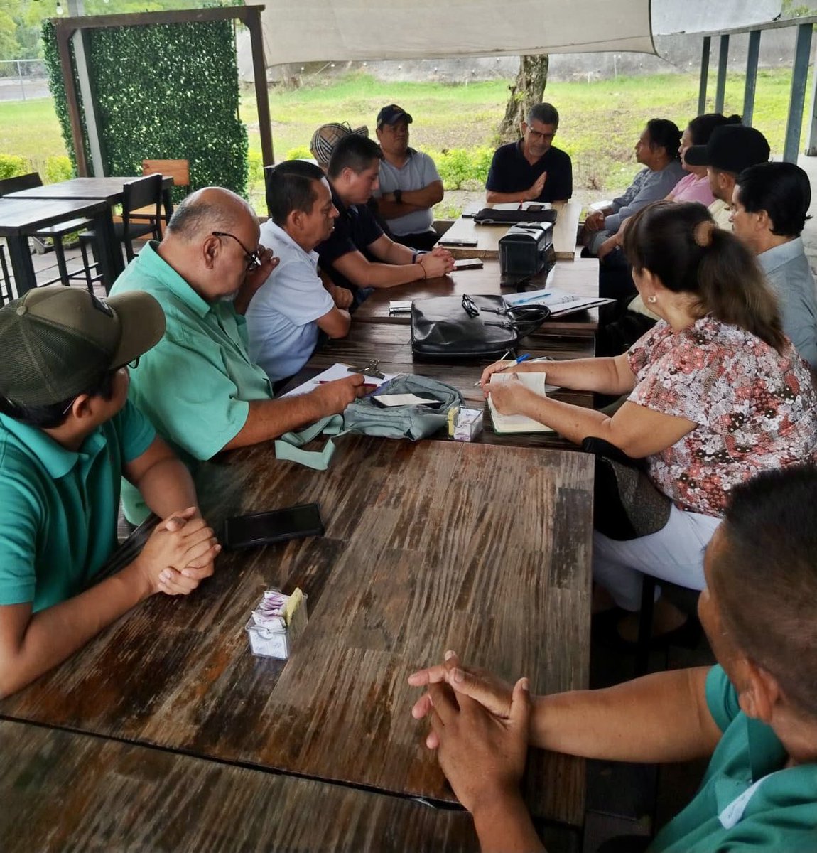 GGallegos24's tweet photo. Esta tarde, nuestro candidato a alcalde de San Salvador Sur, el doctor Fidel Fuentes, sostuvo una reunión de trabajo con parte de nuestra estructura, compartiendo ideas y fortaleciendo nuestra estructura . 🇸🇻 https://t.co/qLy5sjlx3e