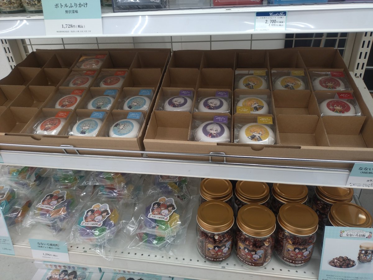 KaterDa0204's tweet photo. 札幌　昨日の閉店間際(*´∀｀)
売り切れてるの、スープの一織と大和だけで、ほかのグッズは全部あった♪

見本として飾ってるものが何点か落ちてて残念だった( ´ー｀)
店員さん、お忙しいとは思うけど直してあげて〜

#日本百貨店 https://t.co/CUcjuTmpku
