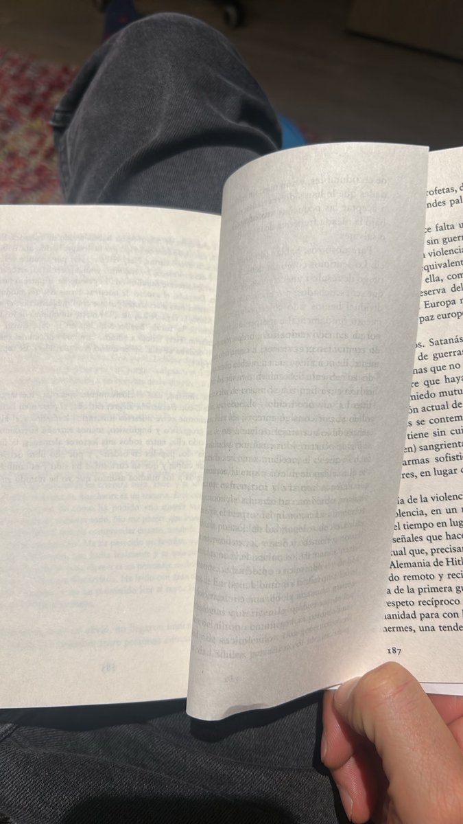 santibustos64's tweet photo. Sres(as) de @Austral_ed hace unos meses compré el libro “Los hundidos y los salvados” de Primo Levi, y hasta ahora que estoy finalizándolo descubrí que por error de impresión algunas de las páginas finales están en blanco, por lo que el libro está incompleto. Adjunto fotos. https://t.co/SK6WJjxRlu
