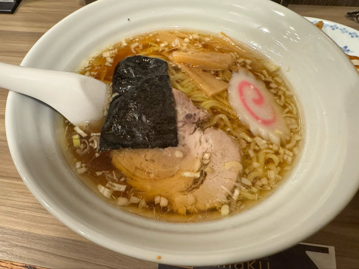 hiro2128's tweet photo. なんとなく麺の気分だったから麺にしました( ^ω^ )
前回は炒飯のセットだったけど、これも美味しくいただきましたヽ(´▽｀)/

現在、会場すぐ外で鍵開け時間待機中です💤 https://t.co/BIPXw6YWV9