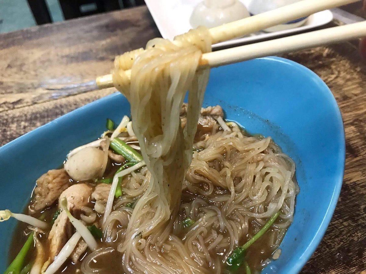 kaosoiya's tweet photo. さわでぃーフォントック！

日曜日。雨。
週末なのにーーー！
雨でも元気に営業！
宜しくお願いします。

写真はタイ在住時代の
クイッティアオナムトック
という豚の血ラーメン。米粉麺ですね。
うちではやってませんが紹介まで。 https://t.co/Zvd3yj9KtV