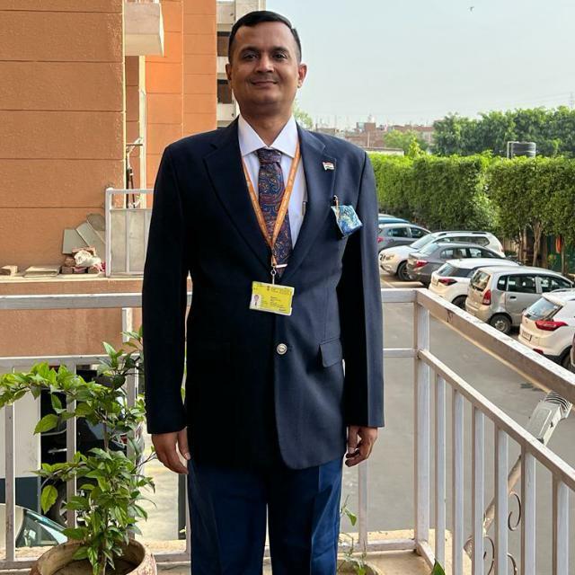 teacheranand's tweet photo. आज जैसे ही मेरे पुराने छात्र बिदुर कांत झा का फोन आया, मैं अचानक तीस साल से भी अधिक पुरानी यादों में खो गया। आँखों के सामने वही पुराना दृश्य तैरने लगा। एक लड़का मेरे दरवाजे पर खड़ा है। चेहरे पर संकोच, लेकिन आँखों में कुछ कर गुजरने का सपना। उसने कहा, सर,  मेरे पास पढ़ाई के लिए पैसे नहीं हैं। मैंने कहा, “कोई बात नहीं, पैसे की चिंता मत करो। तुम बस मन लगाकर पढ़ो।  वह मेरे स्टूडेंट लाइफ का दौर था। मैं खुद विद्यार्थी था। गणित पढ़ना मेरा जुनून था और पढ़ाना मेरा शौक। विदुर ने जी-जान लगाकर मेहनत की। अभाव थे, संघर्ष था, लेकिन आगे बढ़ने की जिद उससे भी बड़ी थी। फिर वक्त बीतता गया और जिंदगी की भागदौड़ में मुलाकातें छूट गईं।
आज वही बिदुर भारत सरकार के रोड ट्रांसपोर्ट एवं नेशनल हाईवे मंत्रालय ��ें डायरेक्टर के पद पर कार्यरत है। लेकिन जानते हैं, मुझे सबसे अधिक खुशी किस बात की होती है? इतने बड़े पद पर पहुँचकर भी बिदुर अपने पुराने शिक्षक को नहीं भूला। आज भी कभी-कभी फोन करके हालचाल पूछ लेता है। एक शिक्षक के लिए इससे बड़ी कमाई और क्या हो सकती है कि जिस बच्चे को कभी अभावों से लड़ते देखा था, आज वही सफलता की ऊँचाइयों पर खड़ा है और अपने गुरु को याद करता है।
यहाँ मैं दो तस्वीरों को पोस्ट कर रहा हूँ | एक उस समय की जब बिदुर मेरा स्टूडेंट्स था और मैं बीच में जैकेट पहने हुए दिख रहा हूँ और एक अभी की |
#AnandKumar #Super30 #TeacherStudentBond #StruggleToSuccess #EducationChangesLives #superinfinity