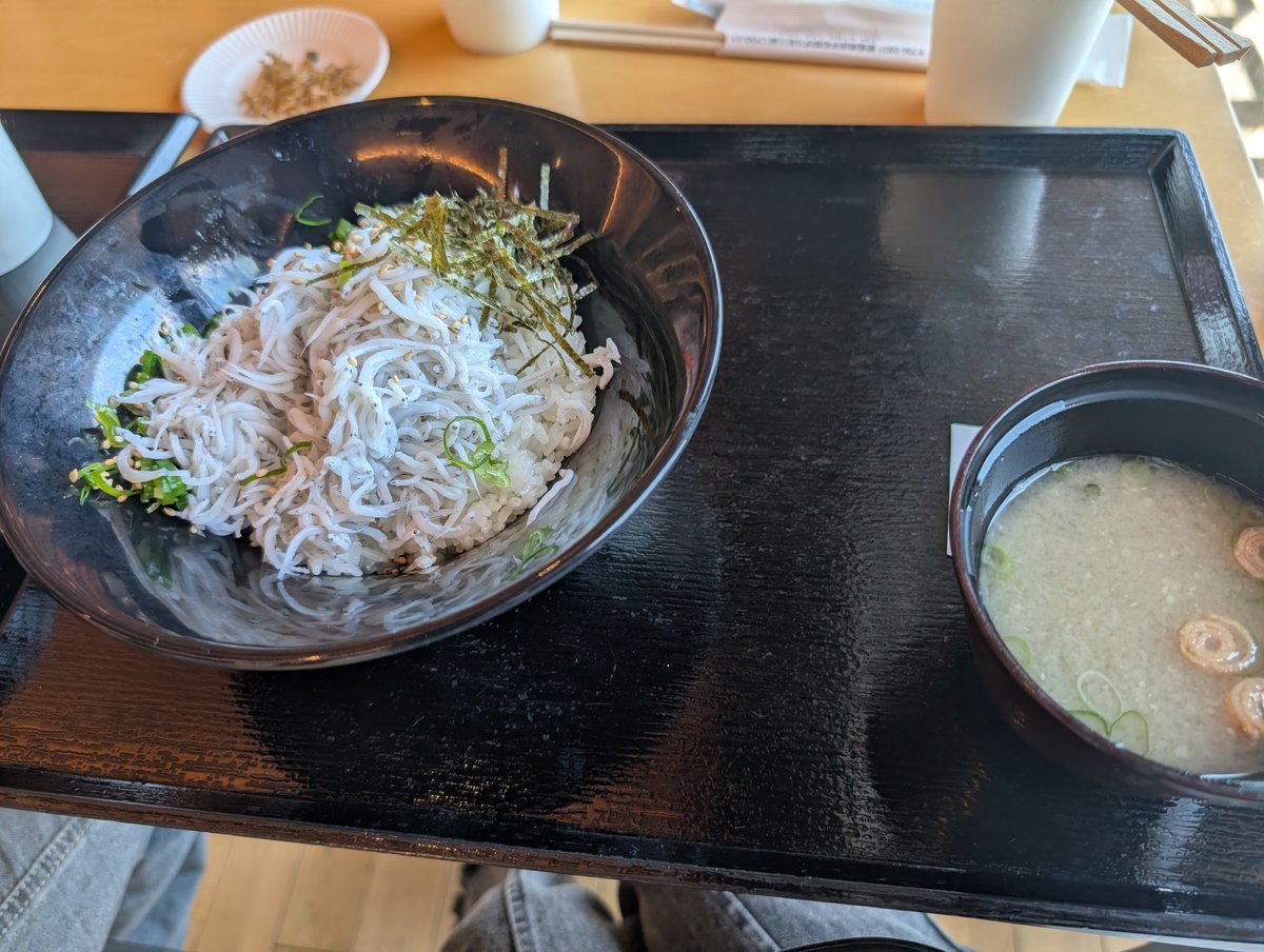 torima_kp's tweet photo. 昨日と今日のお昼ご飯と動物たち😸 https://t.co/6bKhxUd9LH