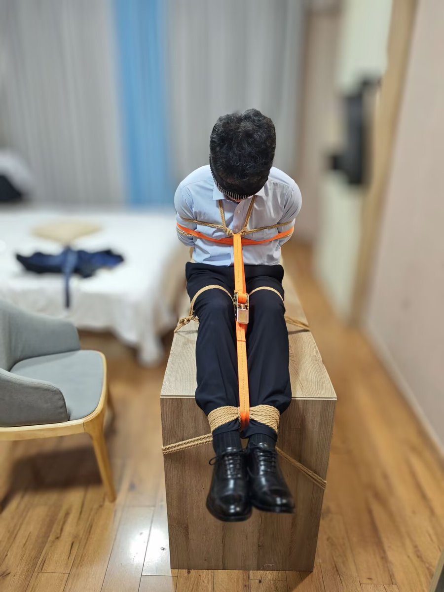 Fruit08bq's tweet photo. 【绝对的束缚2】
一点一点拉紧，绝对的紧缚。挣不开，逃不脱。绳子紧贴着衬衣嵌在肌肉里，嘴硬到不肯开口求饶。夜深了该睡觉了，只好把你塞到全包丝袜里了。 https://t.co/N092mRyXqh