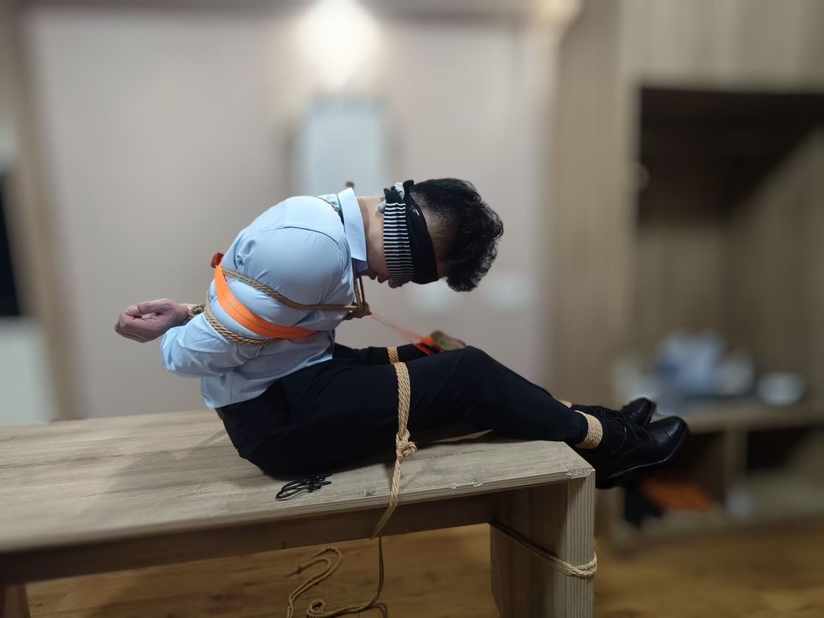 Fruit08bq's tweet photo. 【绝对的束缚2】
一点一点拉紧，绝对的紧缚。挣不开，逃不脱。绳子紧贴着衬衣嵌在肌肉里，嘴硬到不肯开口求饶。夜深了该睡觉了，只好把你塞到全包丝袜里了。 https://t.co/N092mRyXqh