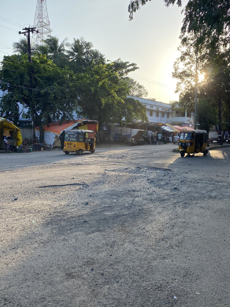 sri23k's tweet photo. #WARANGAL_HNK #DISTRICT ISSUE. ప్రజలు అడగలేదు సరే.. ప్రజలు ఎవరూ రెండు జిల్లాలు ఒకటి చేయాలని ధర్నాలు కూడా చేయట్లేదు. జిల్లాలు విడిపోయి 10 ఏళ్లు అవుతుంటే, ఇప్పుడు కొత్తగా ఇలాంటి గొడవలు రాజేయడం ఎందుకు? ఒక్కసారి మన పాలన ఎలా ఉందో ఇక్కడ చూడండి. @naini_rajender @revanth_anumula @KTRBRS https://t.co/gaCRPY62mc