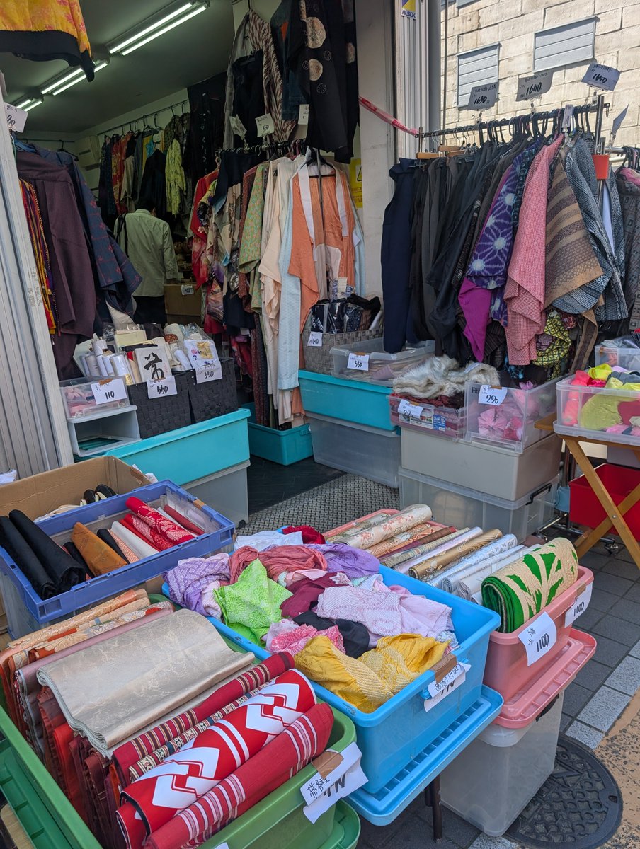shigeji1619's tweet photo. 昨日もご来店いただたまして
深くお礼を申し上げます

谷中まつり、谷中骨董市が
ございましすので
イベント盛りだくさんで一緒に
自身も売り場に意思を込めて
販売して参りました

朝からお客様もいっぱいいらっしゃっていただきました
谷中銀座商店街様と共に意気込みを

Pm14時頃外の店頭を整理に
売り上げ金が入ったバックをそのままにして外に…
2分くらいで店内に戻るとバックの中の
売り上げ金と釣り銭の財布2つが
抜き取られてしまいました
自身の管理と取られやすい
場所にあったことが
悪いとは思っておりますが
悔しいです…

簡単じゃなく家族で必死に揃えたお品物
何よりお客様が私達にお預けいただたお代金をとられてしまいました…

明日は市場様でございます
再来月は新店舗でございます
お金は着物のために使いたいんです
我々の夢を奪わないで下さい
お客様にお買い取りで使いたいんです
楽して取らないでください

母が３日前谷中銀座商店街で財布を落としてしまいました
そのまま財布は交番にお届けしていただいた拾い主様が
いらっしゃいました
そんな街なんです
拾い主様母をお救いいただきありがとうございます🙇

僕は日暮里で産まれ好きでこの場所で商いをしております
母と父もそして義理の父も日暮里です
損して徳を取る街なんです

とられた方
今回は僕が悪いので諦めます
だけど、もうしないで下さい
誰かを傷つけるだけです
もう、人の物は奪わないでください🙏

明日からはお客様からお預りしたお代金は
身体から離しません
お客様大変に申し訳ございせんでした

本日もご来店いただきまことにありがとうございます
明日も心からご来店をお待ちしております