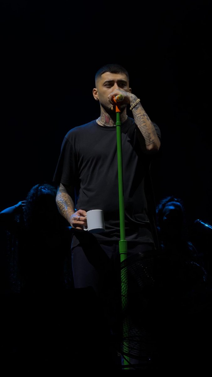 KIQF_'s tweet photo. e eu que participei do ZAYN fashion week https://t.co/AgeRCqUXKO