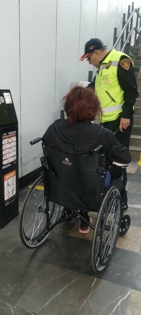 SafiyeSilvanaf's tweet photo. @MetroCDMX Metro centro médico apagadas sin batería nadie las pudo prender tuve que subir brincando me caí pero el metro solo las tiene de adorno https://t.co/z8nbHRCMxY