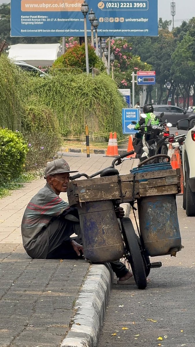 mamahmuda1_'s tweet photo. Nama Pak Andi 
Usia 59 tahun 

Beliau Bekerja sebagai mencari paku dan barang barang bekas 

Saat kita temui beliau bercerita klo perutnya sakit diduga karena asam lambung 🥹

Pak Andi Asli orang Cirebon yg merantau sudah lebih dari 10 tahun 

Awalnya pak Andi bekerja bangunan , karena saat ini sudah jarang jadi beliau bekerja sebagai pencari botol bekas
Pak Andi seorang diri disini tinggal di kontrakan yg perbulannya 600 ribu rupiah
Yg mau bantu beliau silahkan cek IG adiefwafi￼