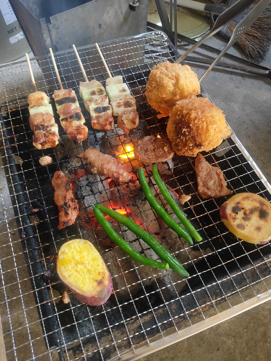 hime_estrella's tweet photo. お肉屋さんのコロッケ(メンチカツ)おいしいーーーーー！！！！ https://t.co/oU4M7RJDVH