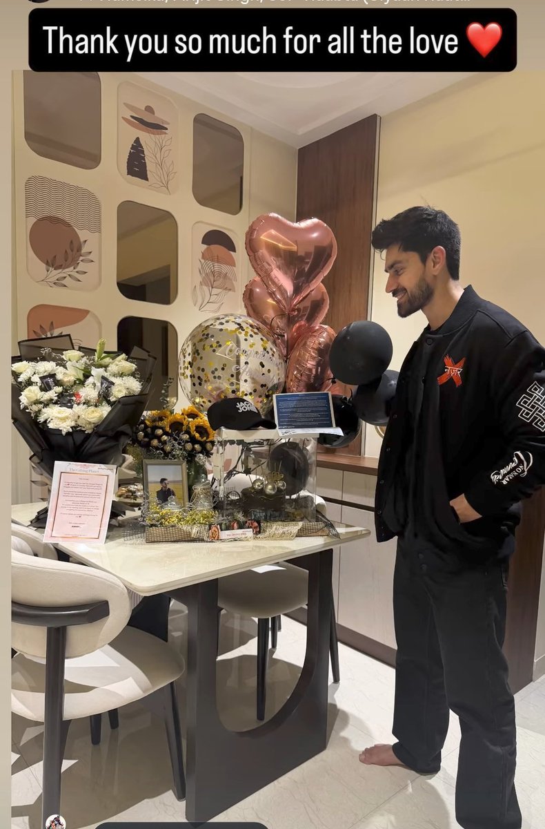 little_heave's tweet photo. Avi getting gifted from fans😍

#KKK15 #AvinashMishra https://t.co/N1HoFxPhCx