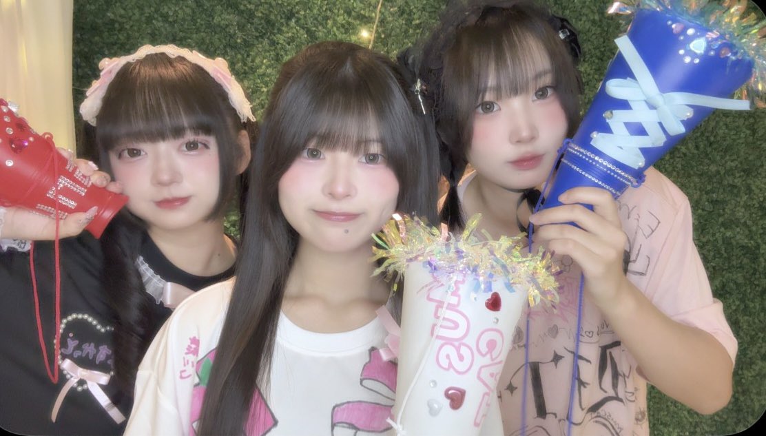 ritsu_muscat's tweet photo. おきゅいん՞ ̳o̴̶̷̤ ̫ o̴̶̷̤ ̳՞ 

今日はオープンこの3人です🎵💘
まさか私がいちばん先輩とは( /*>ω<)/♡可愛い3人で文化祭2日目頑張ります！！

お屋敷前から！
12-18 https://t.co/kU9IOvMpzf