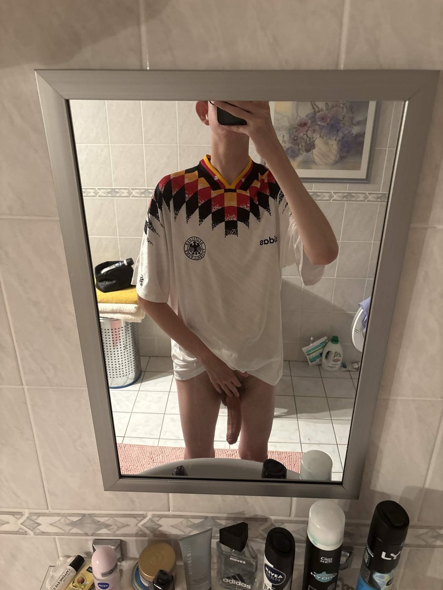 biggman299's tweet photo. need an older women to drain me #olderwomen #twentyone #freeuse https://t.co/fogKXWAdAZ