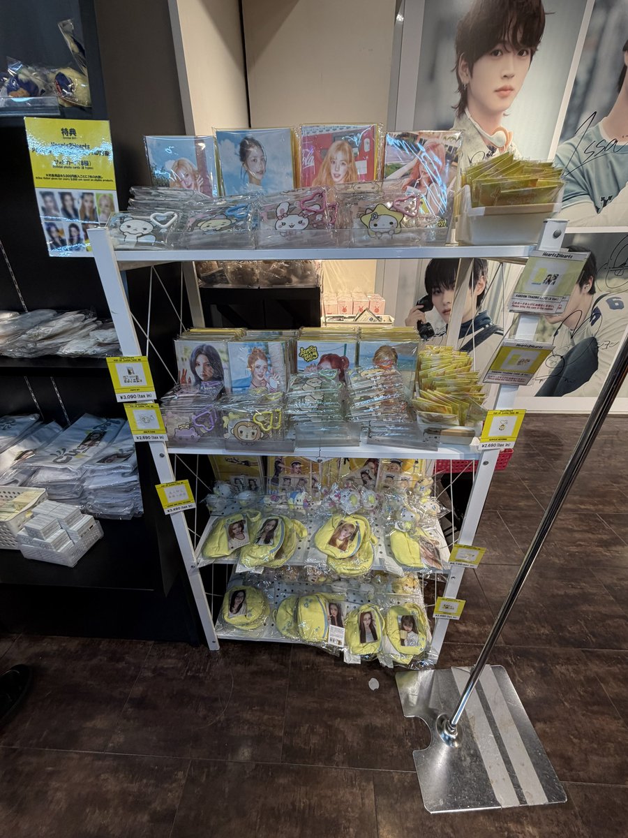 xpezll's tweet photo. 渋谷タワレコのハツハのMDこんな感じでしたー！
パーカー気になってるから後日もう1回行こうかな
#Hearts2Hearts https://t.co/OHd0DAsRwa