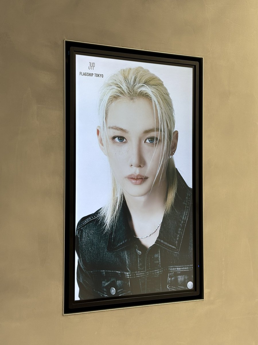 liq_hyn22's tweet photo. グッズたくさんで悩んじゃったし、アクスタのヒョンジンのビジュがやばすぎて迷わず購入、、
ランイットのグッズも全部あってせっかく諦めてたのに！？ってなっちゃったよ〜😢
早くフリー入場になってほしいな
#jyp_フラッグシップストア https://t.co/2CK6uKRD0N