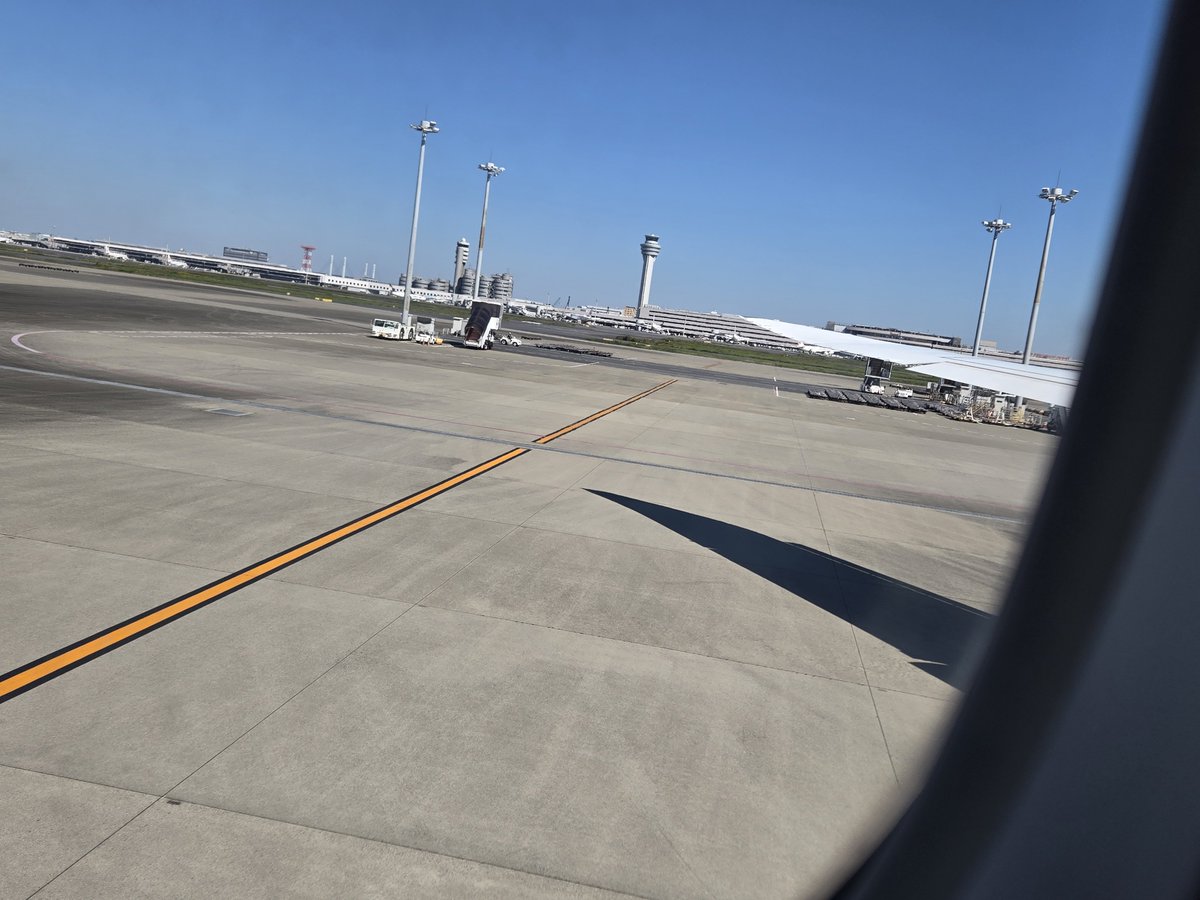 Reds_no1's tweet photo. ウクライナ紛争の影響で北極海廻りとなり  #約14時間のフライト ✈️  図体デカイ私には辛すぎ😭  自腹出費して通路側確保してたけど隣は居らっしゃる(っ`ω´c)ｸﾞﾇﾇ
ただし、なんとエコノミー3席確保出来るサービスが。プレエコよりも格安で！チト痛い出費だけど飛びつきました🤗✨行ってきます！ https://t.co/OmxmZh9d5I