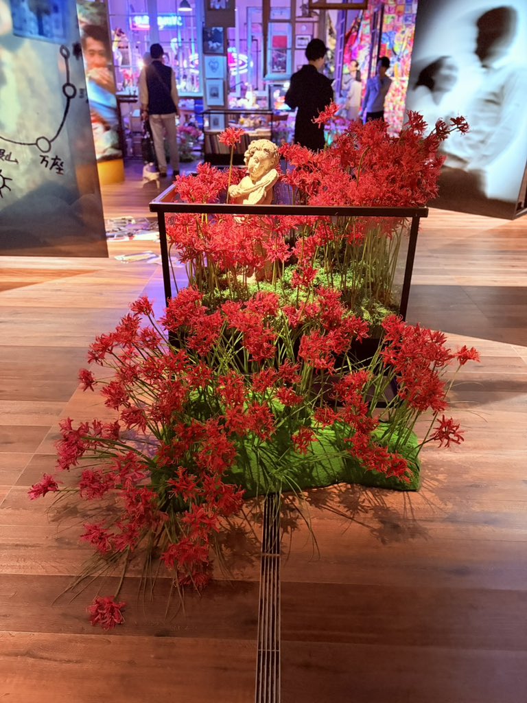 YuzyuzK's tweet photo. 蜷川実花　はじまりの光

鑑賞を重ねて行きたいですね。
私の胸の内では���ヤモヤしています。
鑑賞者にとってはありがたい😊

#川口市立美術館 
#蜷川実花 https://t.co/w12slvUvYp