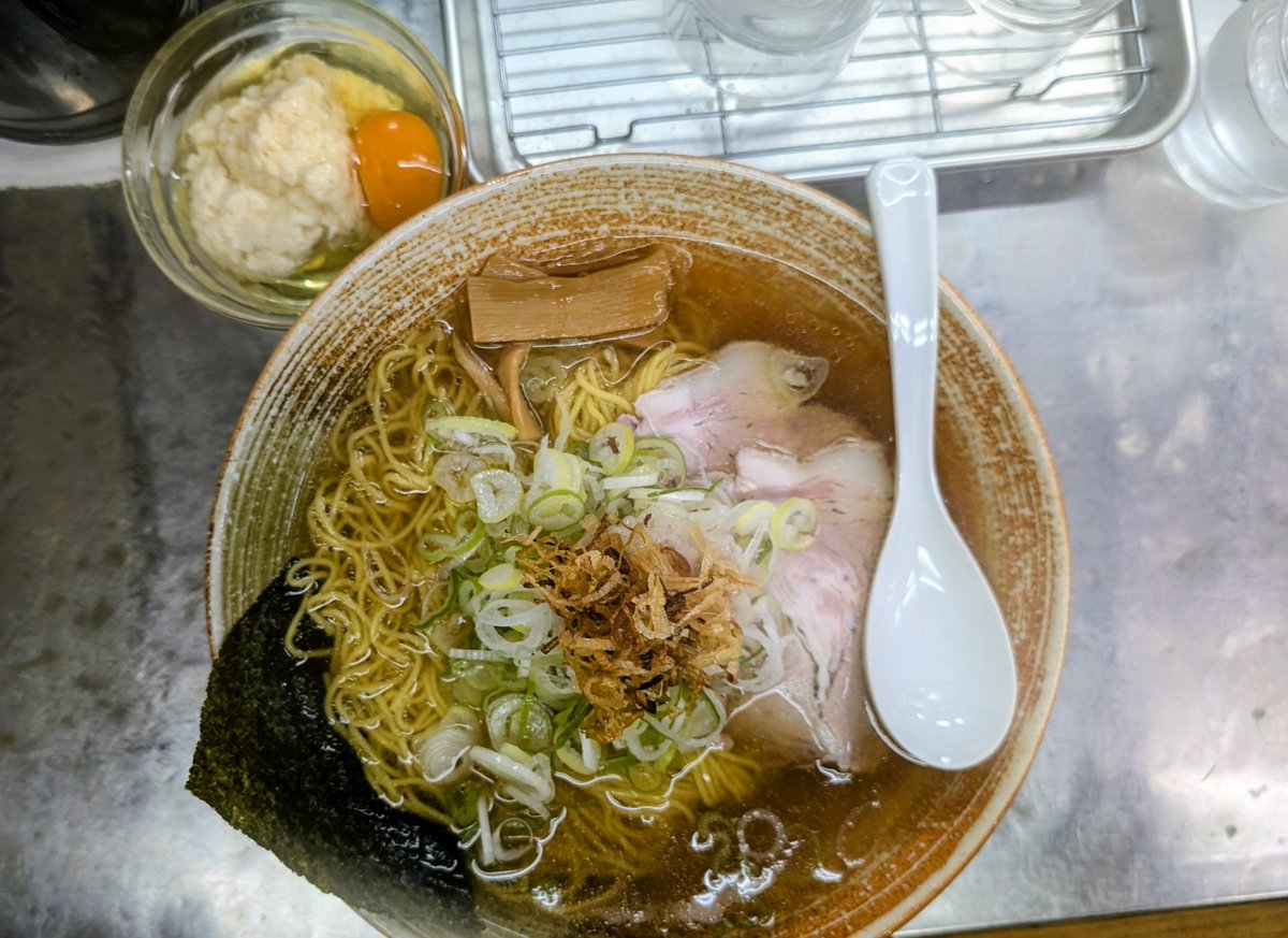 Pierre_oEP02's tweet photo. 10/10 #覆麺 バージョンUP(家元フィーチャー版)、休日出勤のご褒美の一杯。
スープはノーマルデフォよりシンプルな構成に感じた。薄口醤油は か〜なりビシッときまってる。色は薄いが存在感は濃い。
私にとって"がんこ"の入り口は覆麺で、本家本元を食べる前に家元が引退されてしまったので、「こういう味だったのかなぁ〜」と想いを馳せながらいただいた。
「美味かった〜」と、思うのと同時にノーマル"覆麺"の良さも実感。あの味やっぱり好きなんだなぁと。味蕾に沁みてるのかもしれない。
ついつい限定いきがちだけど久々デフォも食べたくなった、そんな一杯。