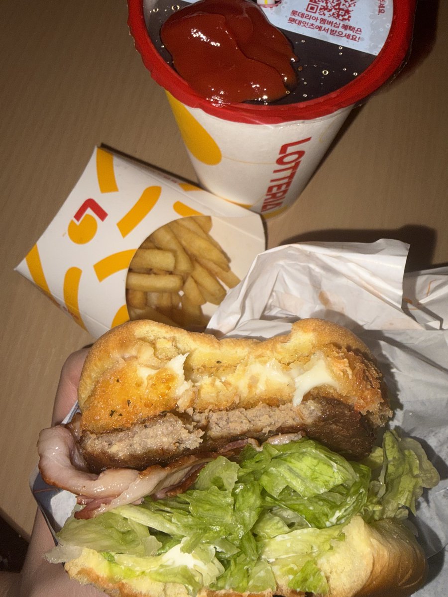 KkaMukai's tweet photo. 모짜렐라어쩌구베이컨버거 🍔

#까먹지마 https://t.co/2u5Vg0i6XW