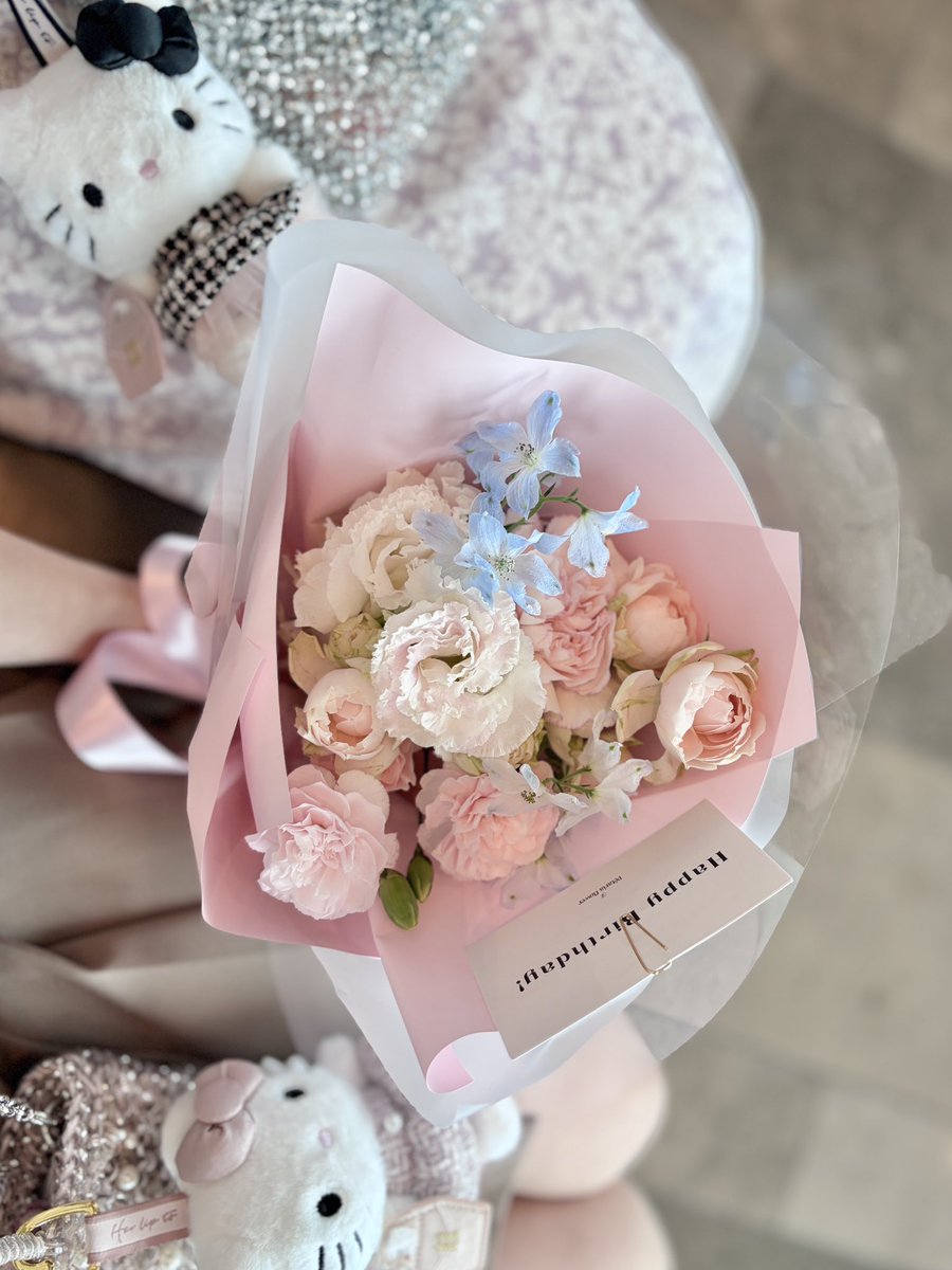 halsted_justin's tweet photo. お花はお友達がPetaria flowerでオーダーしてくれました💐可愛すぎる😽🤍 https://t.co/sqlGq3foXc