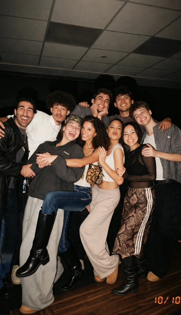 maliasbakerbr's tweet photo. Família! Malia Baker com parte do elenco de Descendants: Wicked Wonderland! 

📸: ttempura em story no Instagram https://t.co/rmHmdtX5aR