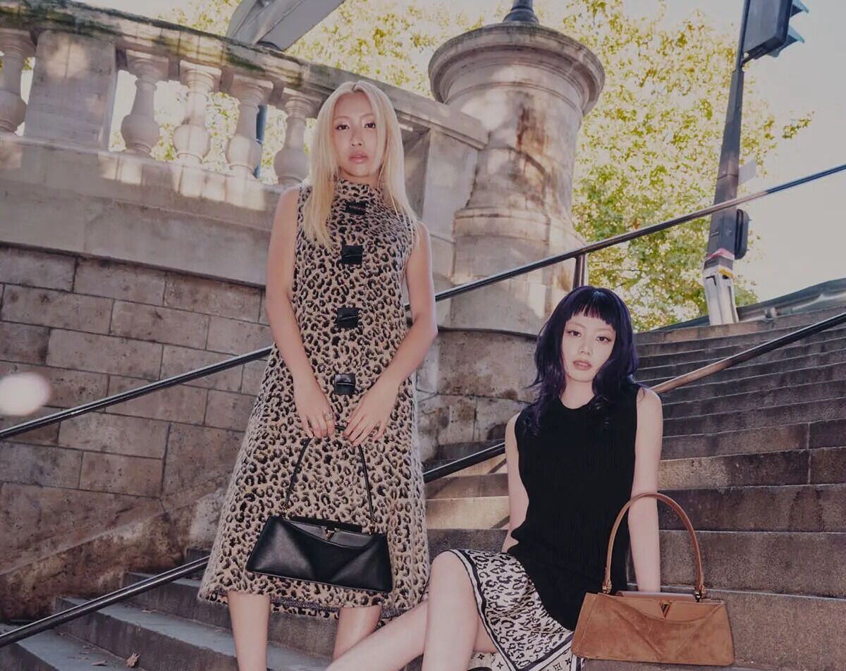 NumeroTOKYO's tweet photo. XGのHINATA＆MAYA の最新ルックをチェック！ パリのルーヴル美術館で開催された「#ルイ・ヴィトン」2027年春夏ウィメンズ・コレクションに出席した2人の個性が光るスタイルをご紹介。
https://t.co/7RIosx01dP

#LouisVuitton #XG #HINATA #MAYA https://t.co/TG56mVpSKo