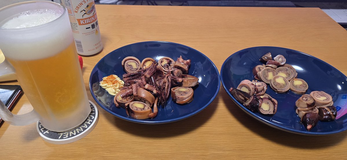 Kimrider1192's tweet photo. お疲れさんです～🍻
今日はイカロケット🦑🚀なるものを🤭🤭
半分はスライスでオリーブオイルと🦑🫒
もう半分は炙って一味マヨ🦑🥚🌶
うまうま～🥰 https://t.co/Cyap5kK7cM