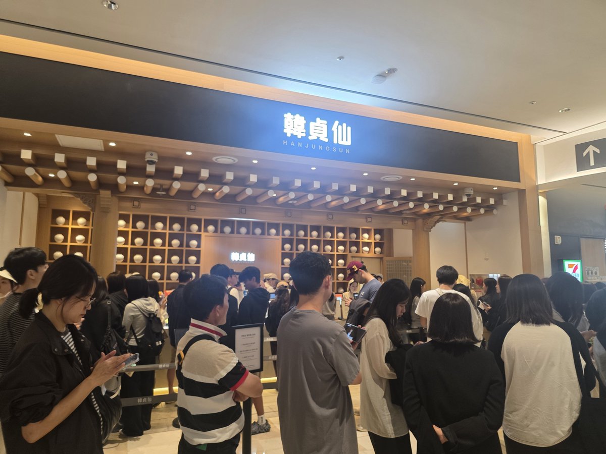 Dong0493Le's tweet photo. 잠실 롯데타워를 압도한 앱토스 현장 직관 완료! 실물 경제와 웹3 금융을 관통하는 온체인의 압도적인 비전을 눈앞에서 체감하고 갑니다✨️
롯데타워에 사람 많아서 많은분들이 앱토스에 대해서 봤을거 같네요!
LFG Aptos!!🌐

#KBWwithAPT #AptosKorea #앱토스
@AptosKorea  @Aptos https://t.co/LL685avZpS