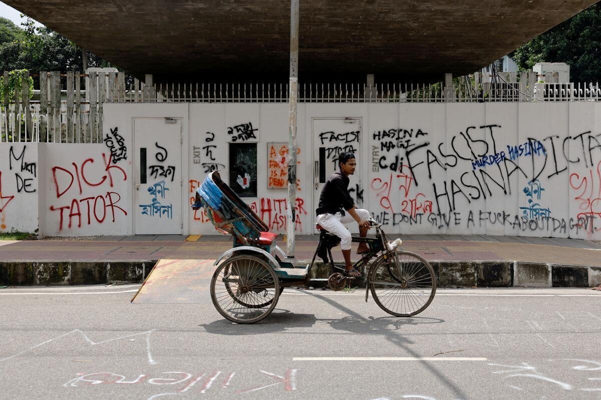 Unfltrd247's tweet photo. Bangladesh 🇧🇩 | 2024 Student Uprising

Mass protests over government job quotas escalated into a nationwide uprising, culminating in Sheikh Hasina’s resignation and departure from the country https://t.co/fsUJUkepzq