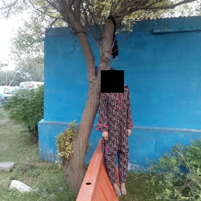 Fatahilah03's tweet photo. 💔 DIA LULUS FISIKA DENGAN MEDALI EMAS. TAPI MIMPINYA DIDUGA DIJUAL OLEH PENIPU BERKEDOK KONSULTAN PENDIDIKAN.

Laiba Ijaz, 21 tahun, asal Pakistan, bermimpi kuliah S2 di Harvard agar bisa mengangkat ekonomi keluarganya.

Ayahnya penjual susu keliling. Demi masa depan anaknya, keluarga ini sampai menjual tanah dan menggadaikan perhiasan.

Total uang yang dilaporkan diserahkan ke konsultan mencapai jutaan rupee Pakistan.

Lalu datang kenyataan pahit: dokumen penerimaan dan beasiswa yang diberikan ternyata palsu.

Laiba kemudian ditemukan meninggal dunia, diduga akibat bunuh diri.

Gue nggak habis pikir.

Orang tuanya menjual aset demi membeli masa depan anak. Para terduga penipu justru menjual masa depan palsu demi mengambil uang mereka.

Ini bukan sekadar penipuan administrasi. Dampaknya bisa menghancurkan kehidupan satu keluarga.

Kasusnya dilaporkan sudah ditangani aparat Pakistan.

Dan satu hal yang harus kita ingat: korban penipuan bukan pihak yang pantas disalahkan.

Yang memalukan bukan orang yang tertipu karena punya mimpi besar, tapi orang yang menjadikan mimpi itu ladang kejahatan.